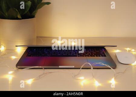 Kiew, Ukraine. Moderne MacBook Laptop, Apple Magic Mouse auf Weiß in Innenraum mit heimischen Pflanzen und Bokeh. Technologien, online, Trends, wird Stockfoto