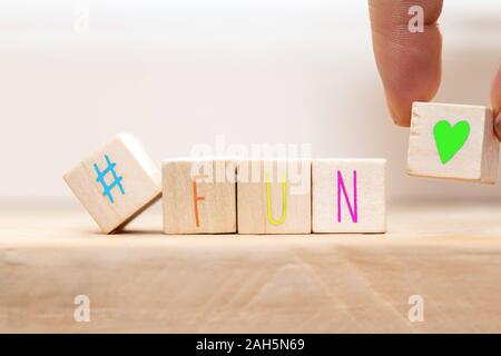Holzwürfel mit hashtag und das Wort Spaß in verschiedenen Farben, social media Konzept Hintergrund Stockfoto