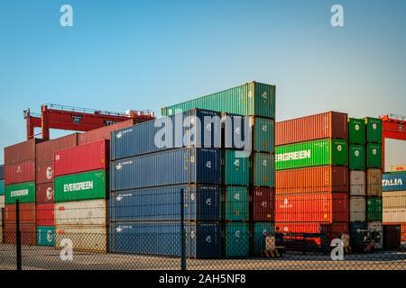 HongKong, China - November 2019: Kräne laden Shipping Container auf Fracht Hafen Logistik Zentrum in Hongkong Stockfoto