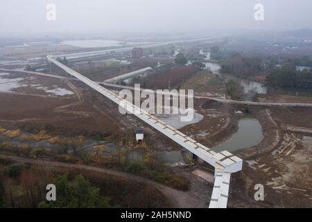 Changxing. 25 Dez, 2019. Luftaufnahme auf 25. Dez., 2019 zeigt eine 4,6 km lange elektrische Konstruktion erz Förderanlage an Dening Bergbau, Heping Stadt Changxing County in der ostchinesischen Provinz Zhejiang. Changxing Grafschaft hat in den letzten Jahren wurde die Förderung der Nutzung von Elektrizität Abgas- und Lärmemissionen zu reduzieren. Credit: Xu Yu/Xinhua/Alamy leben Nachrichten Stockfoto