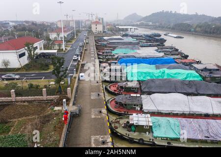 Changxing. 25 Dez, 2019. Luftaufnahme auf 25. Dez., 2019 zeigt einen Servicebereich mit 16 aufladen Stapel an Lyushan Stadt Changxing County, im Osten der chinesischen Provinz Zhejiang installiert. Changxing Grafschaft hat in den letzten Jahren wurde die Förderung der Nutzung von Elektrizität Abgas- und Lärmemissionen zu reduzieren. Credit: Xu Yu/Xinhua/Alamy leben Nachrichten Stockfoto