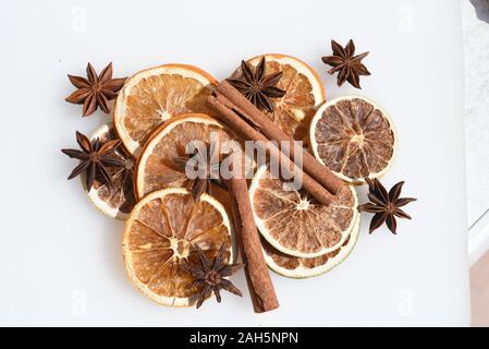 Orange, Citrus sinensis, ist eine exotische Frucht sterben auch getrocknet mit Zimtstangen Sternanis und als Duftgeber verwendet wird. Orange, Citrus Sinus Stockfoto