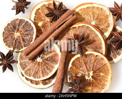 Orange, Citrus sinensis, ist eine exotische Frucht sterben auch getrocknet mit Zimtstangen Sternanis und als Duftgeber verwendet wird. Orange, Citrus Sinus Stockfoto