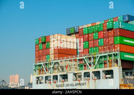 HongKong, China - November 2019: gestapelte Container auf dem Schiff an Fracht Hafen in Hongkong Stockfoto