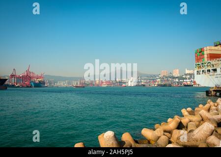 HongKong, China - November 2019: Containerschiffe in der Nähe von Fracht Hafen Logistik Zentrum in Hongkong Stockfoto