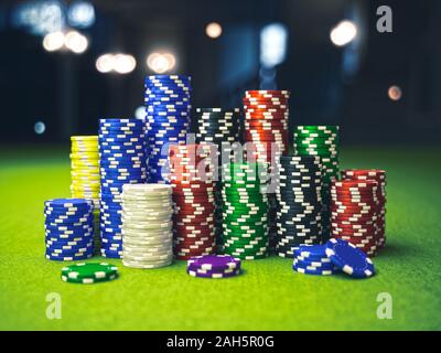 Bunte casino poker chips hip-Stack auf dem grünen Tisch. 3D Rendering illustration Stockfoto