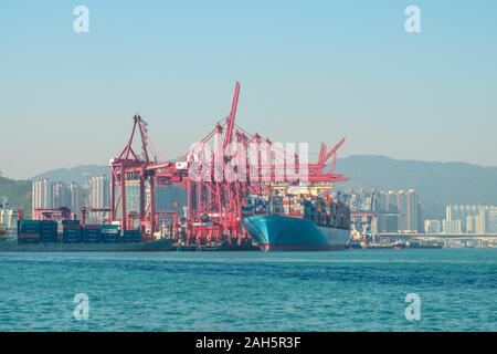 HongKong, China - November 2019: Fracht Container schiff und Kräne am Hafen Logistik Zentrum in Hongkong Stockfoto