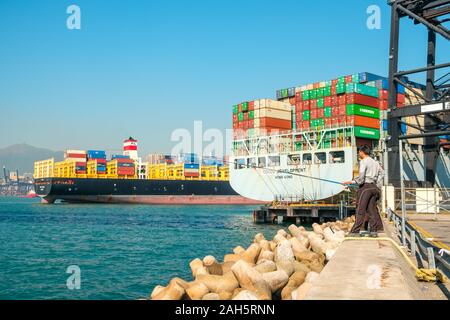 HongKong, China - November 2019: gestapelte Container über Container schiff in der Nähe von Fracht Hafen Logistik Zentrum in Hongkong Stockfoto