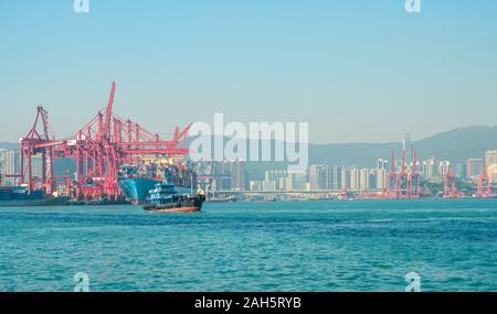 HongKong, China - November 2019: Fracht Container schiff und Kräne am Hafen Logistik Zentrum in Hongkong Stockfoto