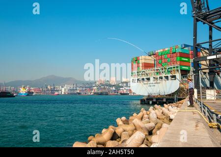 HongKong, China - November 2019: gestapelte Container über Container schiff in der Nähe von Fracht Hafen Logistik Zentrum in Hongkong Stockfoto