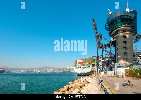 HongKong, China - November 2019: gestapelte Container über Container schiff in der Nähe von Fracht Hafen Logistik Zentrum in Hongkong Stockfoto