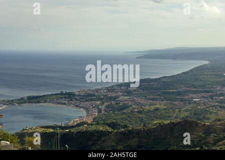 Die Bucht von Giardini-Naxos von Castelmola, Sizilien Italien Stockfoto