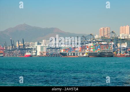 HongKong, China - November 2019: Fracht Container schiff und Kräne am Hafen Logistik Zentrum/Hafen in Hongkong Stockfoto