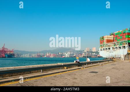 HongKong, China - November 2019: gestapelte Container über Container schiff in der Nähe von Fracht Hafen Logistik Zentrum in Hongkong Stockfoto