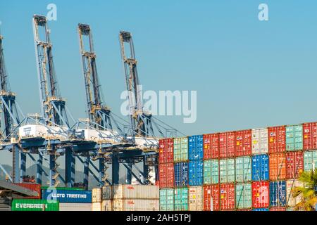 HongKong, China - November 2019: gestapelte Container auf Fracht Hafen Logistik Zentrum in Hongkong Stockfoto