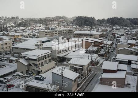 27.12.2017, Takayama, Gifu, Japan, Asien - ein Blick von oben auf die Verschneiten Dächer der Häuser und die Straßen der Stadt. Stockfoto