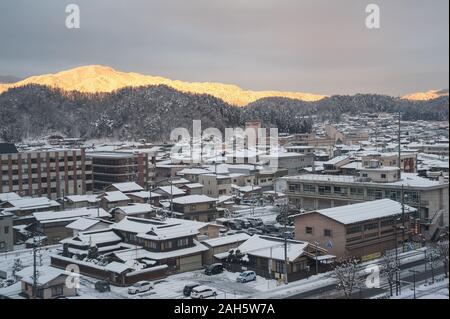 28.12.2017, Takayama, Gifu, Japan, Asien - ein Blick von oben auf die Verschneiten Dächer der Häuser und die Straßen der Stadt mit den Bergen. Stockfoto