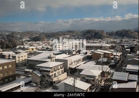 29.12.2017, Takayama, Gifu, Japan, Asien - ein Blick von oben auf die Verschneiten Dächer der Häuser und die Straßen der Stadt mit den Bergen. Stockfoto