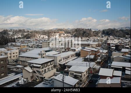 29.12.2017, Takayama, Gifu, Japan, Asien - ein Blick von oben auf die Verschneiten Dächer der Häuser und die Straßen der Stadt mit den Bergen. Stockfoto