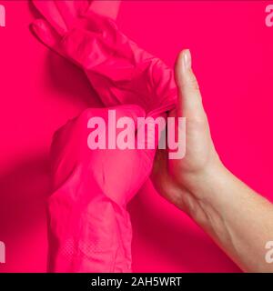 Männer die Hände tragen rot Gummi Handschuhe vor Beginn der Arbeiten Stockfoto