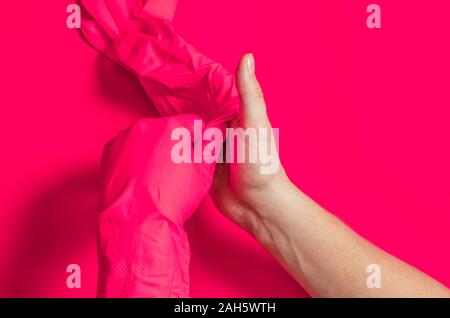 Männer die Hände tragen rot Gummi Handschuhe vor Beginn der Arbeiten Stockfoto