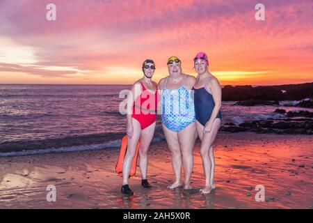 Myrtleville, Cork, Irland. 25. Dezember 2019. Marie Watson, Carrigaline und Brenda Sisk vom Tivoli in Vorbereitung für einen frühen Morgen Weihnachten vor der Morgendämmerung an Myrtleville, Co Cork, Irland.- Gutschrift schwimmen zu gehen; David Creedon/Alamy leben Nachrichten Stockfoto