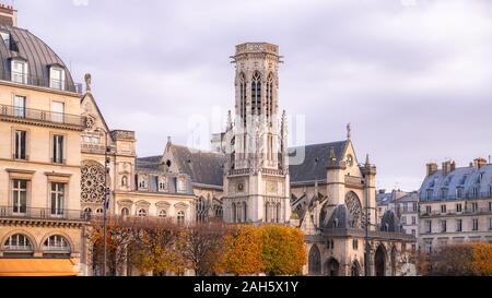 Paris, Blick auf die Kirche Saint-Germain-l'Auxerrois, in der Nähe der Straße Rivoli, mit einem schönen Gebäude Stockfoto