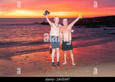 Myrtleville, Cork, Irland. 25. Dezember 2019. Michael Looney, Kerry Hecht und John Sisk, Tivoli Vorbereitung für einen frühen Morgen Weihnachten vor der Morgendämmerung an Myrtleville, Co Cork, Irland.- Gutschrift schwimmen zu gehen; David Creedon/Alamy leben Nachrichten Stockfoto