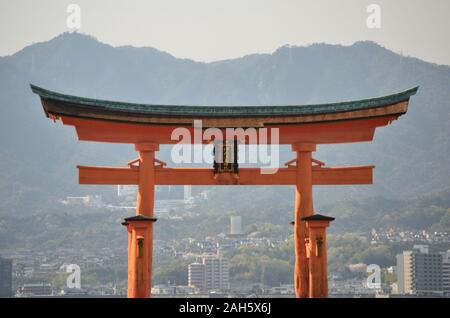 Detail der großen Torii von Miyajima auf dem Hintergrund der Berge Stockfoto