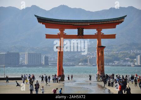 Viele Menschen am Fuße des Großen Torii auf der Insel Miyajima Stockfoto