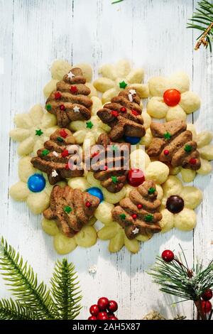 Hausgemachte sortiert X'mas spritz Sugar Cookies auf festliche weißer Hintergrund Stockfoto