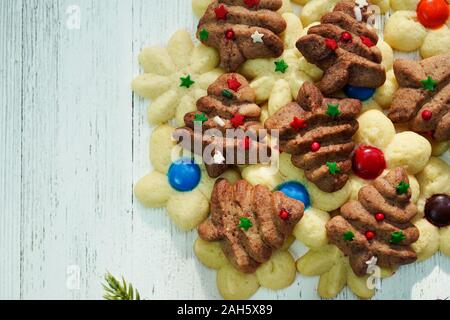 Hausgemachte sortiert X'mas spritz Sugar Cookies auf festliche weißer Hintergrund Stockfoto