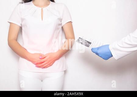 Das Mädchen ist ein Patient bei einem Arzt Termin mit einem gastroenterologist, in ihren Händen hält die Ergebnisse einer Darmspiegelung. Darm, Stockfoto