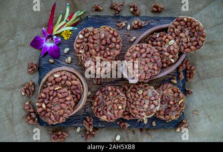 Traditionelle Thai Snack: Peanut Cracker aus Nüssen und Mehl zu braten, Frittierte Bean cookies Peanut, Ansicht von oben. Stockfoto