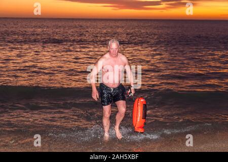 Myrtleville, Cork, Irland. 25. Dezember 2019. Ricky O'Kelly von Togher, die sich aus dem Meer nach seinem frühen Morgen Weihnachten Schwimmen vor der Morgendämmerung an Myrtleville, Co Cork, Irland.- Gutschrift; David Creedon/Alamy leben Nachrichten Stockfoto