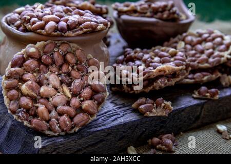 Traditionelle Thai Snack: Nahaufnahme von Peanut Cracker aus Nüssen und Mehl zu braten, Frittierte Bean cookies Peanut. Stockfoto