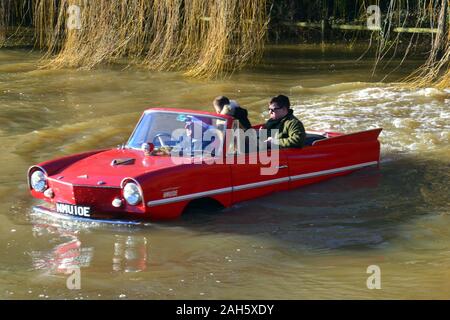 Ein Amphibienfahrzeug in den überfluteten Fluss Avon. Der Fluss Avon Felder in der Nähe von Tewkesbury überflutet hat, Gloucestershire, UK, einem Cotswolds Markt der Stadt, dargestellt an einem sonnigen Tag, Weihnachten 2019. Die Stadt liegt an der Mündung des Flusses Severn und den Fluss Avon. Die Midlands und südlichen England erlitt Überschwemmungen während der Annäherung an Weihnachten. Stockfoto