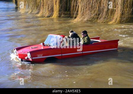 Ein Amphibienfahrzeug in den überfluteten Fluss Avon. Der Fluss Avon Felder in der Nähe von Tewkesbury überflutet hat, Gloucestershire, UK, einem Cotswolds Markt der Stadt, dargestellt an einem sonnigen Tag, Weihnachten 2019. Die Stadt liegt an der Mündung des Flusses Severn und den Fluss Avon. Die Midlands und südlichen England erlitt Überschwemmungen während der Annäherung an Weihnachten. Stockfoto