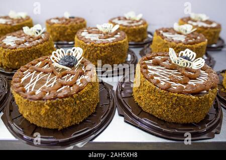 Eine Menge Schokolade Schwamm Kuchen mit Kondensmilch und Pflaumen in der Süßwarenindustrie, machen. Lebensmittelindustrie, Torte, Ingredient Stockfoto