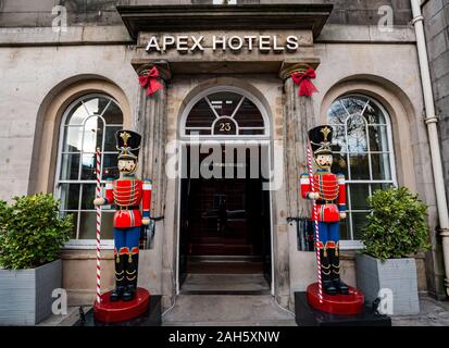 Weihnachten Nussknacker Figur Dekoration außen Eingang zum Hotel Apex Waterloo Place, Edinburgh, Schottland, Großbritannien Stockfoto