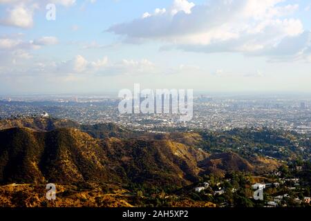 Griffith Observatory und der Stadt Los Angeles Kalifornien wie aus Hollywood Hills der Santa Monica Mountains gesehen Stockfoto