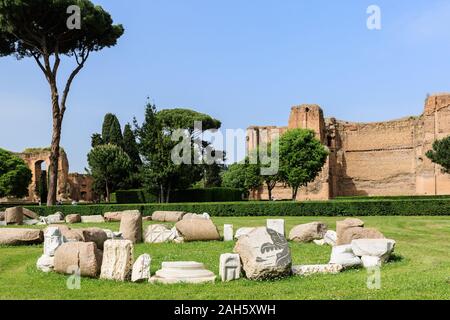 Malerischer Blick auf die Terme di Caracalla in Rom. Dachkiefern in weiten nahe Ruine Stockfoto