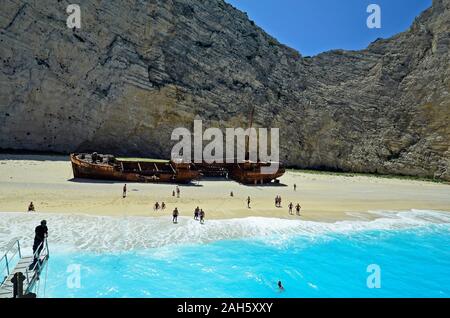 Zakynthos, Griechenland - 25. Mai 2016: Unbekannter Menschen auf Shipwreck Beach mit gestrandeten Schiff Stockfoto