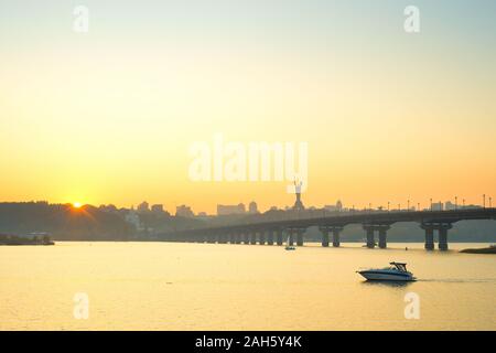 Anzeigen von Mutter Heimat Denkmal, Motorboot auf Dnipro River, Paton Brücke. Kiew, Ukraine Stockfoto