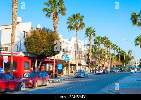 PAPHOS, Zypern - 13. FEBRUAR 2019: Einkaufsstraße entlang der Straße in Paphos, Zypern Stockfoto