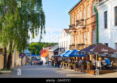 MINSK, Weißrussland - Juli 19, 2019: Die Menschen gehen und sitzen an Restaurants auf einer alten Stadt Straße von Minsk. Stockfoto