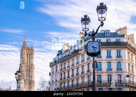 Paris, die Saint-Jacques Tower, mit typischen Gebäuden in der Mitte und eine Uhr auf der Straße Stockfoto