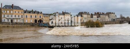 Laval, schöne Französische Stadt, Panorama über den Fluss und die typischen Häuser in der alten Center, Downtown unter den Überschwemmungen des Flusses in der Flut Stockfoto