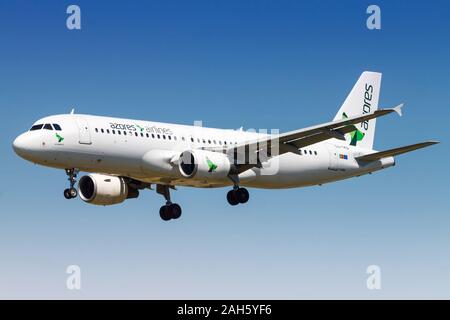 Barcelona, Spanien - 10 April, 2017: Azoren Airlines Airbus A320 Flugzeug am Flughafen Barcelona (BCN) in Spanien. Airbus ist ein Hersteller von Flugzeugen von T Stockfoto