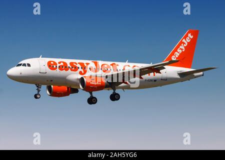 Barcelona, Spanien - 10 April, 2017: EasyJet Airbus A319 Flugzeug am Flughafen Barcelona (BCN) in Spanien. Airbus ist ein Hersteller von Flugzeugen aus Toulouse, Stockfoto